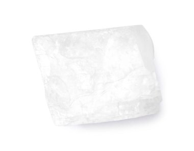 Beyazda izole edilmiş güzel optik kalsit. Doğal değerli taş.