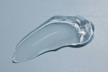 Açık mavi arkaplanda kozmetik ürün örneği, yakın plan