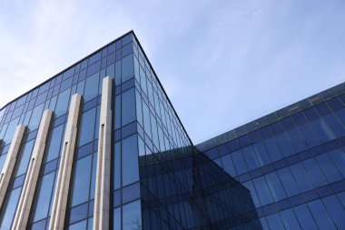 Modern binanın dış yüzeyi, pek çok penceresi var, alçak açılı.