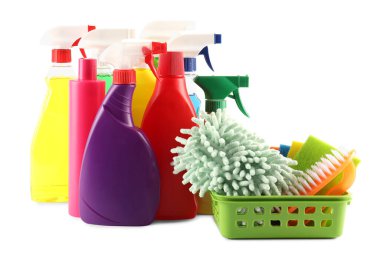 Beyaz üzerine izole edilmiş farklı temizlik ürünleri seti