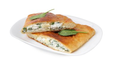 Peynirli ve fesleğenli leziz calzone parçaları beyaza izole edilmiş.