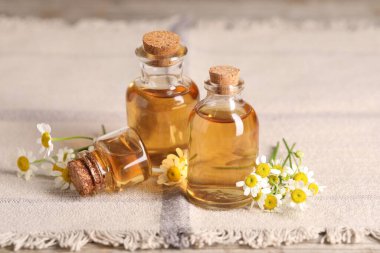 Masada gerekli yağ ve papatya çiçekleri var. Yakın plan.