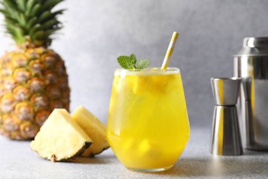Gri masadaki nane şekerli ananas kokteyli.