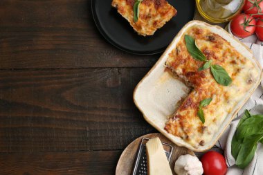 Tahta masada servis edilen fesleğenli nefis pişmiş lazanya. Metin için boşluk