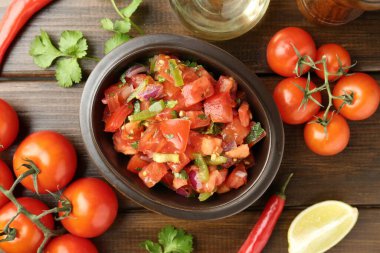 Ahşap masadaki malzemelerle nefis baharatlı salsa sosu.
