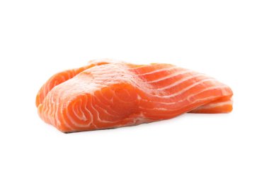 Beyaz üzerine izole edilmiş taze somon parçaları.