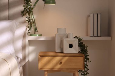 Şık bir oturma odası. Yatağı, yatağı ve lambası var.