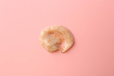 Açık pembe arka planda vücut fırçası, üst görünüm