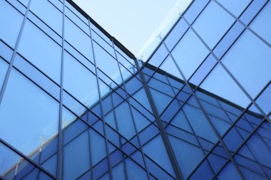 Modern binanın dış yüzeyi, pek çok penceresi var, alçak açılı.