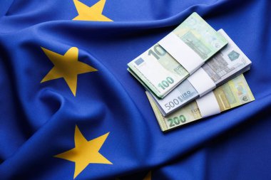Avrupa Birliği bayrağında Euro banknotları, üst görünüm