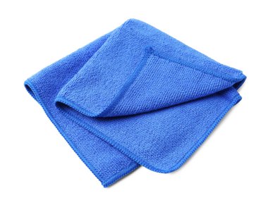 Temiz mavi mikrofiber kumaş beyaza izole edilmiş.