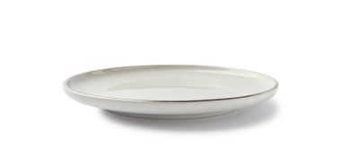 Beyaza izole edilmiş boş bir seramik tabak