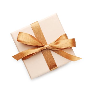 Altın yay ile hediye kutusu beyaz, üst manzara izole