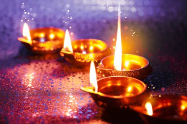 Mutlu Diwali kutlamaları. Diya lambaları arka planda yanıyor, yakın plan. Bokeh etkisi