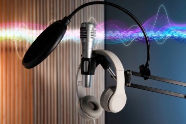 Ses dalgası, mikrofon, kulaklık ve pop filtresi stüdyoda.