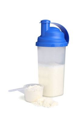 Protein tozu, kepçe ve karıştırıcı beyaza izole edilmiş.