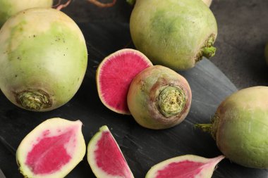 Gri masada taze şalgam var, yakın plan.