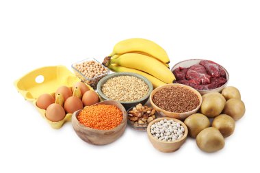 Beyaz arka planda demir bakımından zengin farklı ürünler. Anemi diyet planı