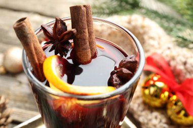 Baharatlı lezzetli şarap ve Noel süsü, yakın plan.