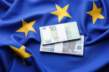 Avrupa Birliği bayrağında Euro banknotları, üst görünüm