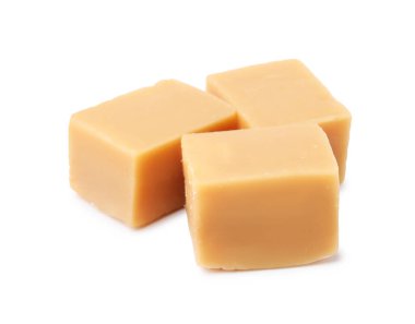 Beyaz üzerine izole edilmiş tatlı karamel şekerler