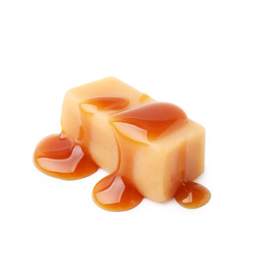 Karamel soslu lezzetli şekerler beyaza izole edilmiş.