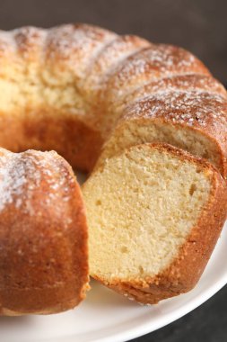 Taze pişmiş pandispanya hazır, yakın plan.