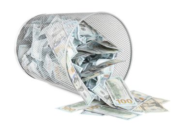 Birçok dolar banknotları ve devrilmiş çöp tenekeleri beyazda izole edilmiş.