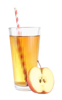 Bardaktaki lezzetli elma suyu ve beyaz üzerine izole edilmiş taze meyve.