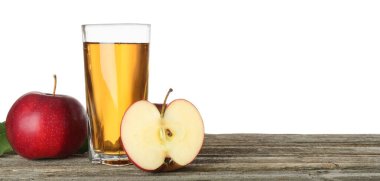 Bardakta lezzetli elma suyu ve beyaz arka planda tahta masada taze meyve.