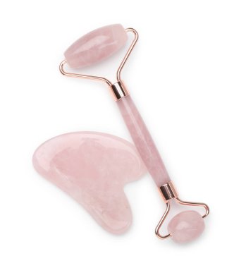 Yüz silindiri ve gua sha aracı beyaz, üst görünümde izole