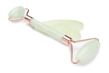 Yüz silindiri ve gua sha aracı beyaz üzerinde izole