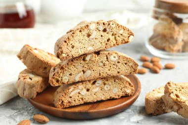 Geleneksel İtalyan badem bisküvileri (Cantucci) gri desenli masa üzerinde, yakın plan