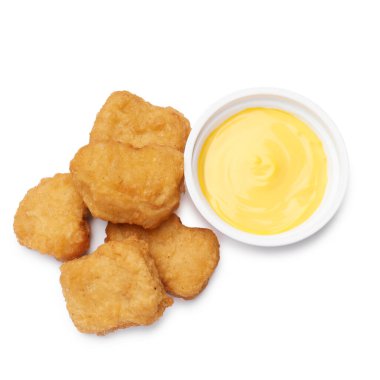 Sos soslu leziz tavuk nuggetları beyaza izole edilmiş.