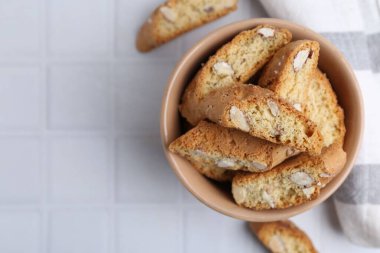 Beyaz fayanslı masa üzerinde lezzetli badem bisküvileri (Cantuccini), düz yatıyordu. Metin için boşluk