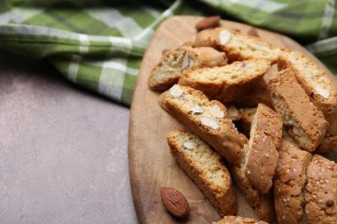 Lezzetli bademli bisküviler (Cantuccini) ve kahverengi desenli masada fındıklar, yakın plan. Metin için boşluk