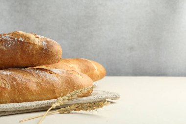 Taze baget ve çiviler bej masada, yakın plan. Metin için boşluk