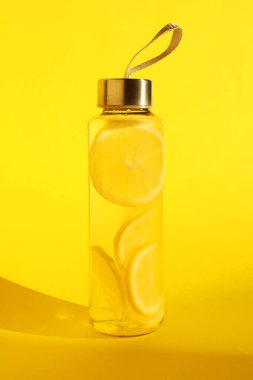 Sarı arka planda limonlu su.