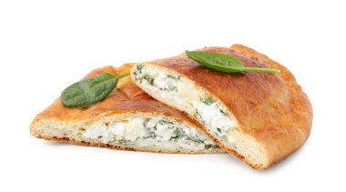 Peynirli ve fesleğenli leziz calzone parçaları beyaza izole edilmiş.