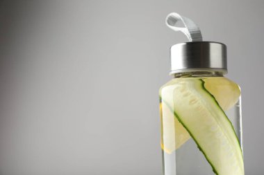 Açık gri arka planda salatalıklı limon suyu, mesaj için boşluk