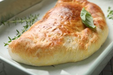 Pişirme kabında leziz calzone pizza, yakın plan.