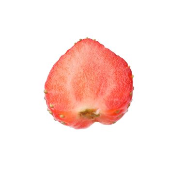 Olgun çilek parçası beyaza izole edilmiş.