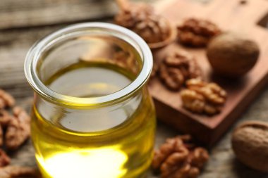 Kavanozda ceviz yağı, yakın plan.