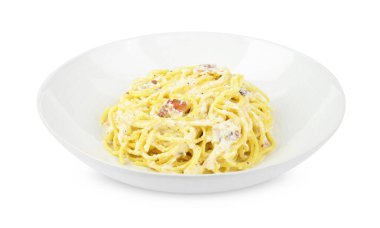 Lezzetli Carbonara makarnası beyaz kasede izole edilmiş.