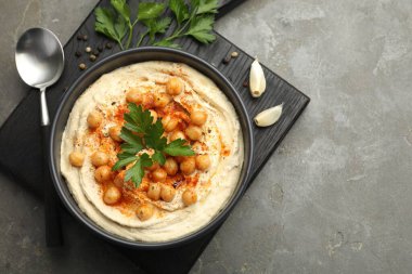 Maydanozlu enfes humus, kırmızı biber ve nohut gri masada, üst manzara.