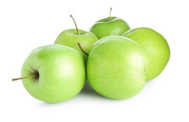 Birçok taze yeşil elma beyaz üzerine izole edilmiştir.