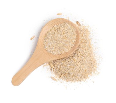 Yulaf kepekli kaşık beyaza izole edilmiş, üst manzara