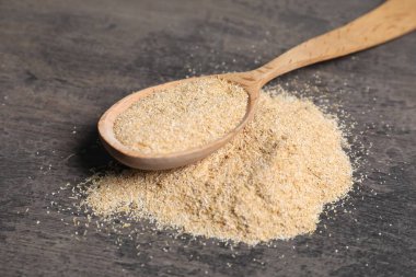 Yulaf ezmesi ahşap kaşıkta Gri masada, yakın plan