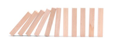 Domino etkisi. Tahta bloklar beyaz arkaplana düşüyor