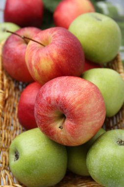 Hasır sepette taze elmalar, yakın plan.